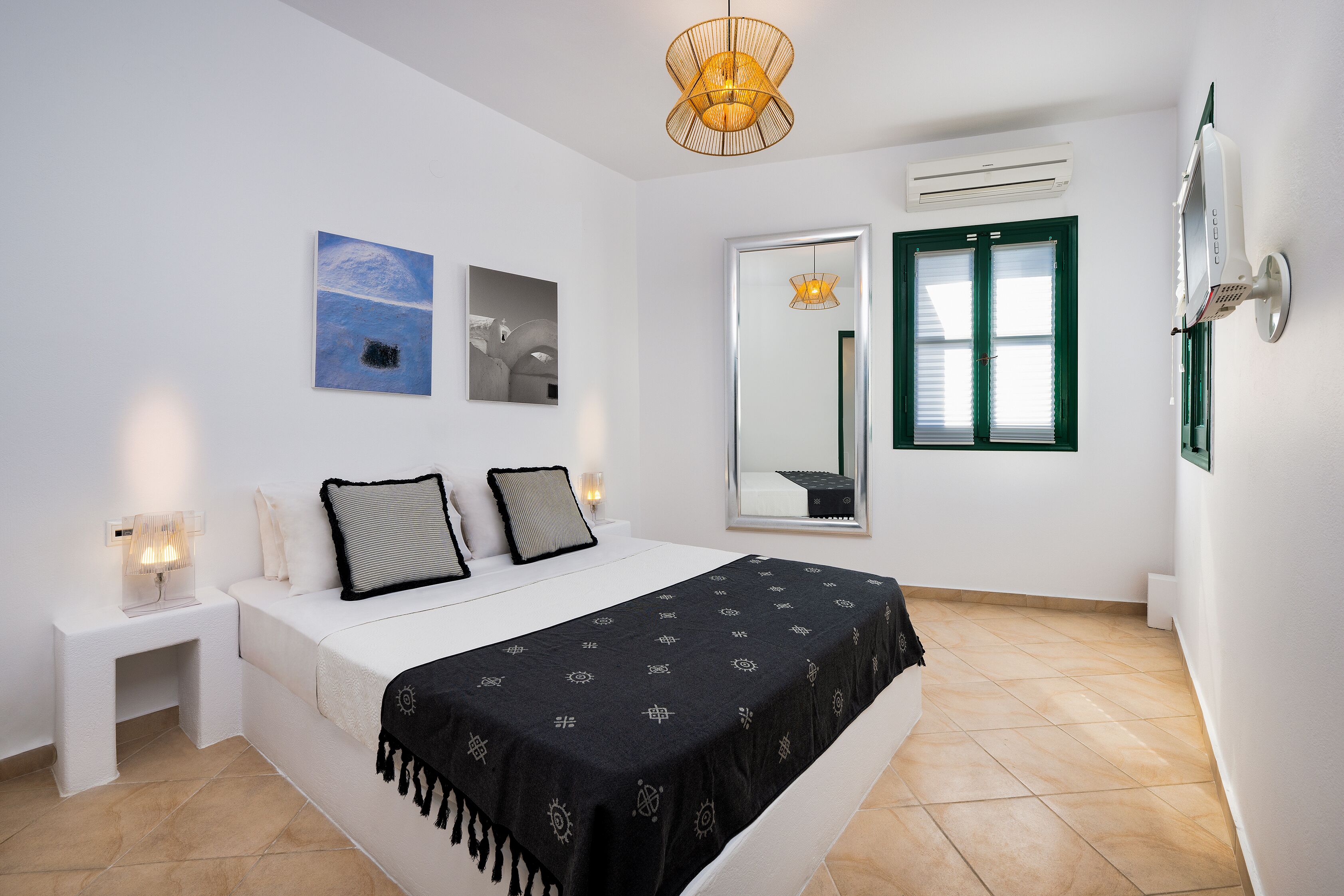 royal suite, hot tub, sea view | premium bedding, in-room safe, desk, soundproofing