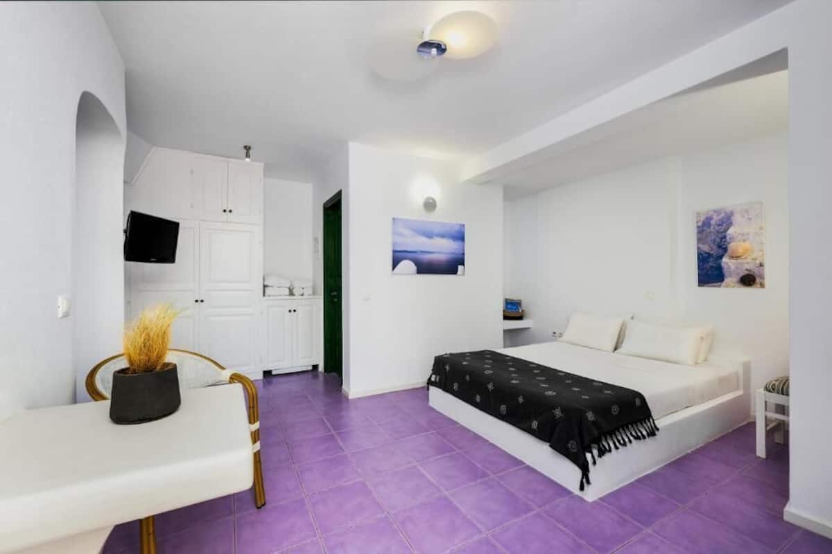 budget room | premium bedding, in-room safe, desk, soundproofing