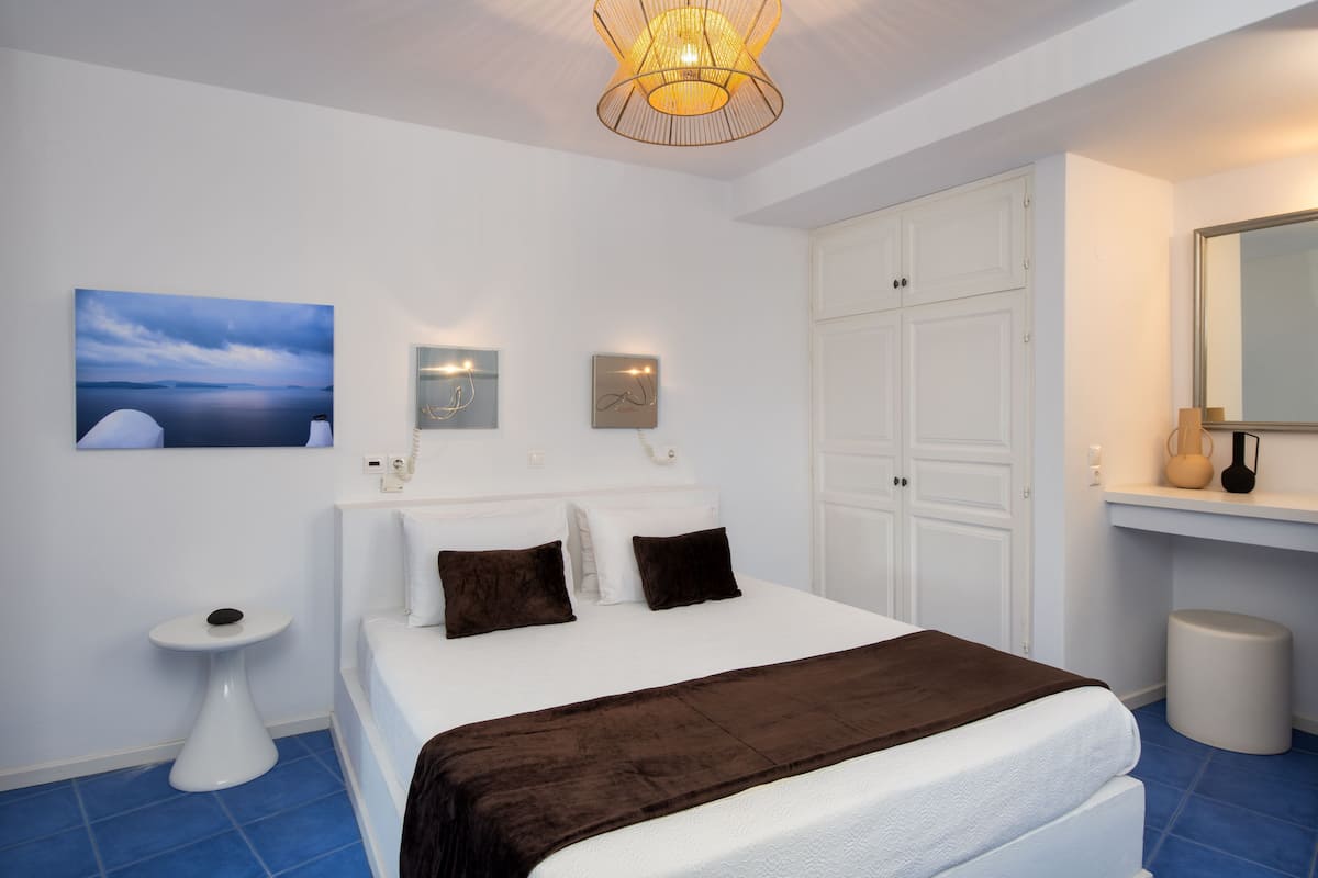 sapphire suite, hot tub, sea view | premium bedding, in-room safe, desk, soundproofing
