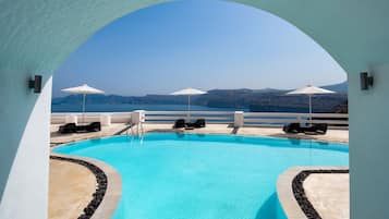 Seasonal outdoor pool, open 8:00 AM to 8:00 PM, pool umbrellas