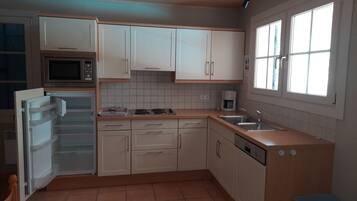 Réfrigérateur, micro-ondes, plaque de cuisson, lave-vaisselle