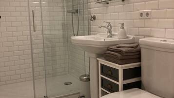 Dusche, Haartrockner, Handtücher, Seife