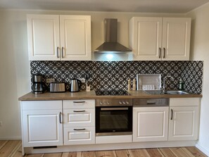 ثلاجة، فرن، موقد طهي مسطح، غسالة أطباق