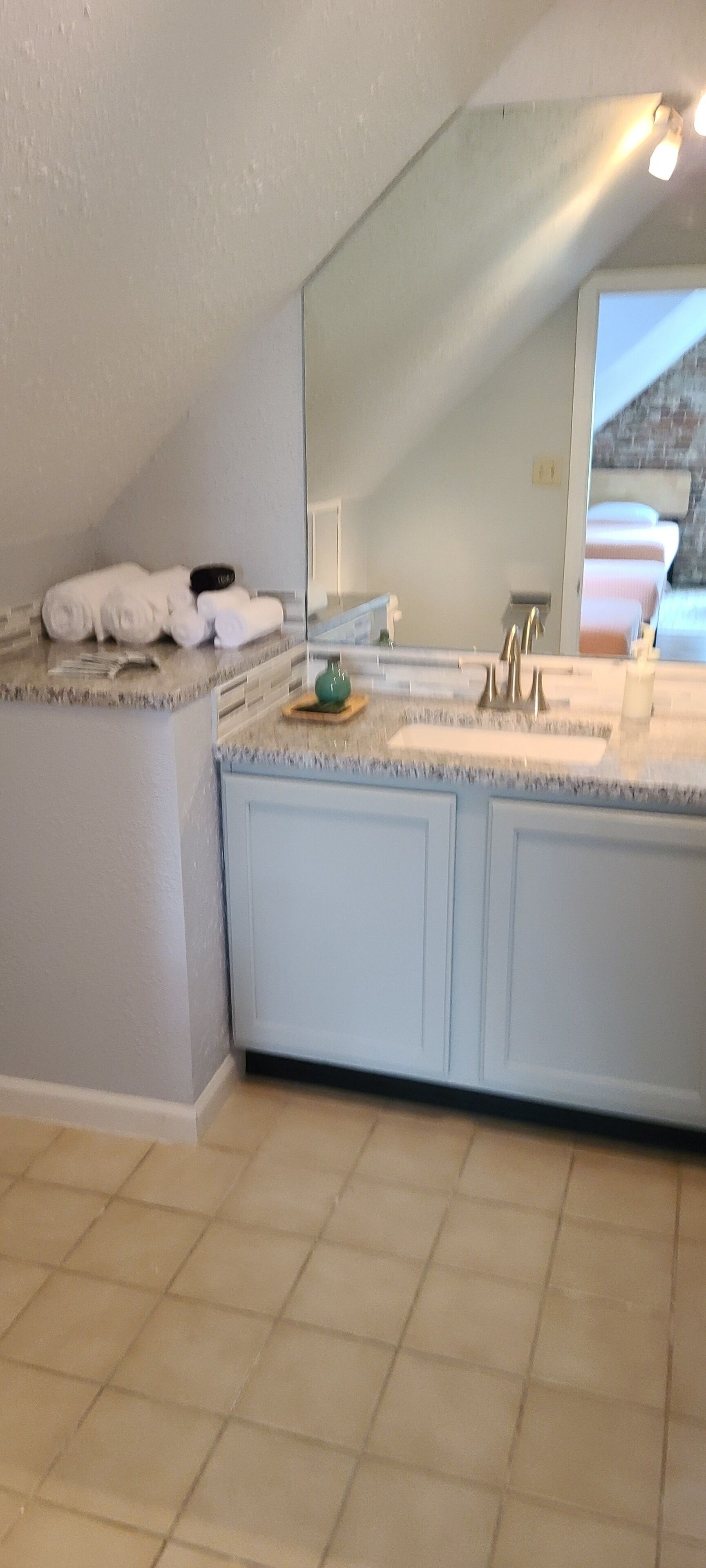 Bañera con ducha, secador de pelo, toallas, jabón