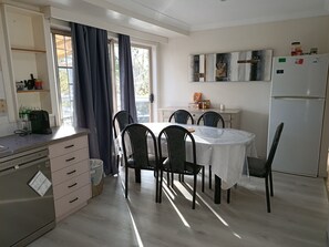 Dining - 💜 Follow the sun 💜 3br Perfect Canberra Gettaway (Scullin)
