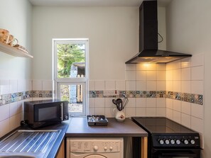 Cottage | Private kitchen | Microwave, oven, stovetop, cookware/dishes/utensils - Hillview House - Leenane (Leenane)