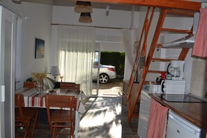 Refrigerador, microondas, parrilla de estufa y cafetera y tetera