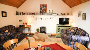 Cottage | Living room | 30-inch TV with digital channels, DVD player