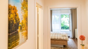 2 soverom, skrivebord, strykejern/-brett og reiseseng for barn