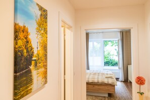 2 Schlafzimmer, Schreibtisch, Bügeleisen/Bügelbrett, Reisekinderbett