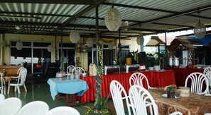 Outdoor dining - Hotel Marcopolo (Bandar Lampung)