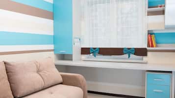 Căn hộ có thiết kế đặc sắc | 2 phòng ngủ, bàn, bàn ủi/dụng cụ ủi quần áo