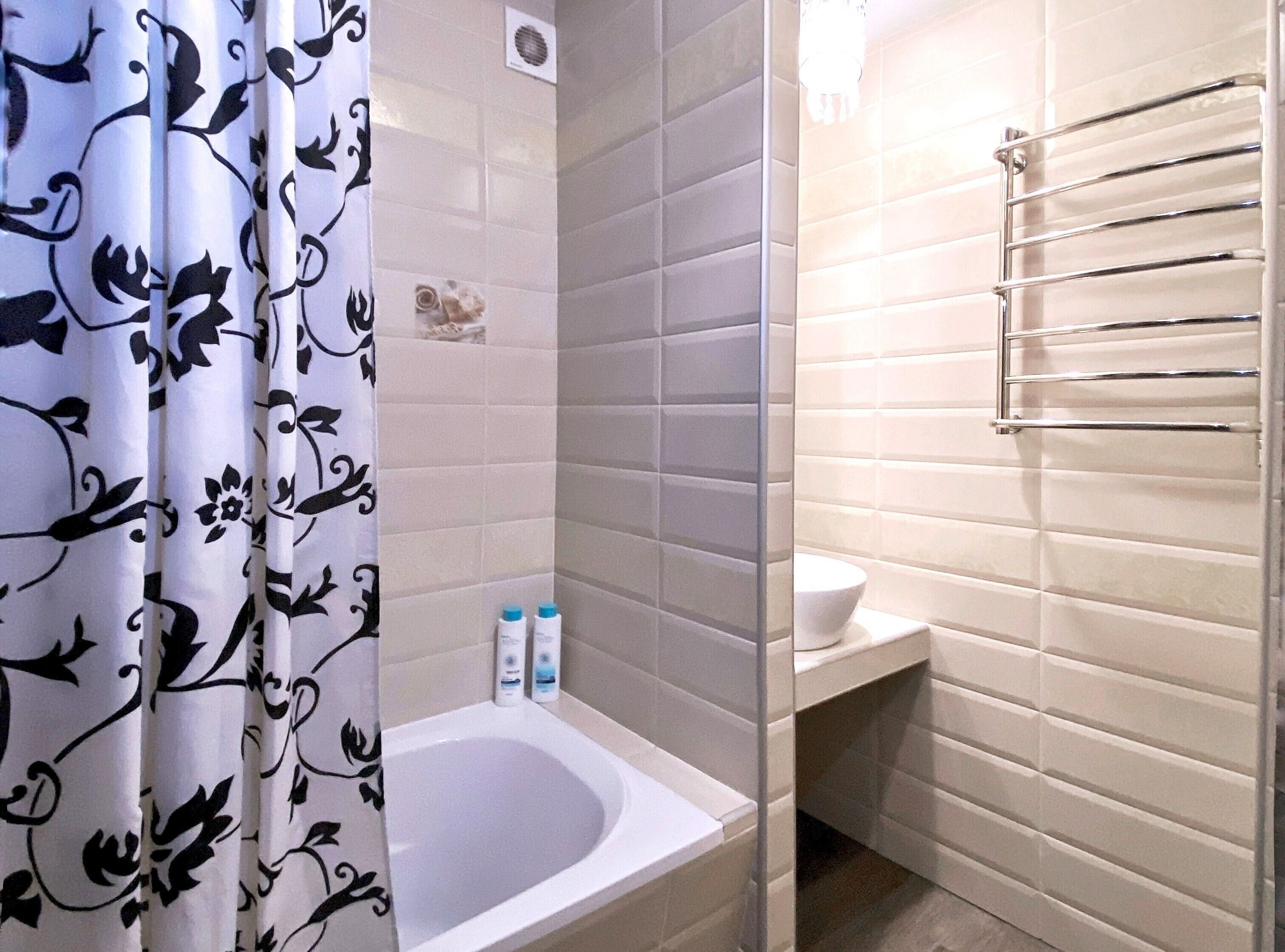 Căn hộ có thiết kế đặc sắc | Phòng tắm | Buồng tắm vòi sen, đồ dùng nhà tắm miễn phí, máy sấy tóc, xà phòng 