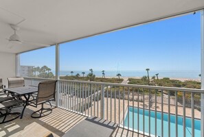 Outdoor dining - White Sands 23 – Coastal Chic Beachfront Retreat on Sanibel Island (Sanibel)