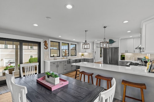 Luxury Water View-Walk to Beach-Central Air 4 Bedroom-Newly Remodeled  Sleeps 10