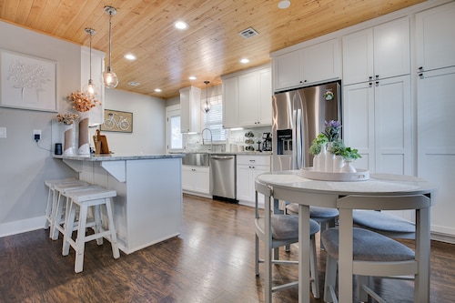 Steps to Trails - Bentonville Home Near Square & Museums