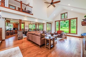 Smart TV, chimenea, videojuegos, reproductor de DVD