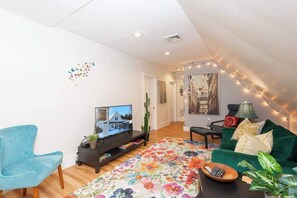 Televisión, reproductor de DVD y oficina