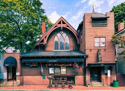 *Ghostly Halloween 2BR Home| Salem+Beverly|Parking