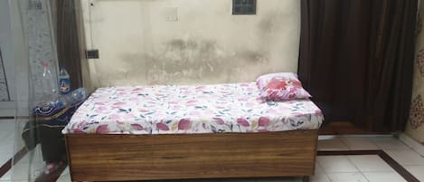 1 makuuhuone, työpöytä