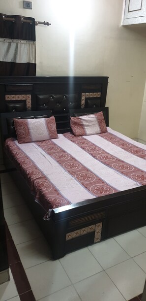 1 bedroom, desk - Lovely Flat in Apartment (New Delhi)