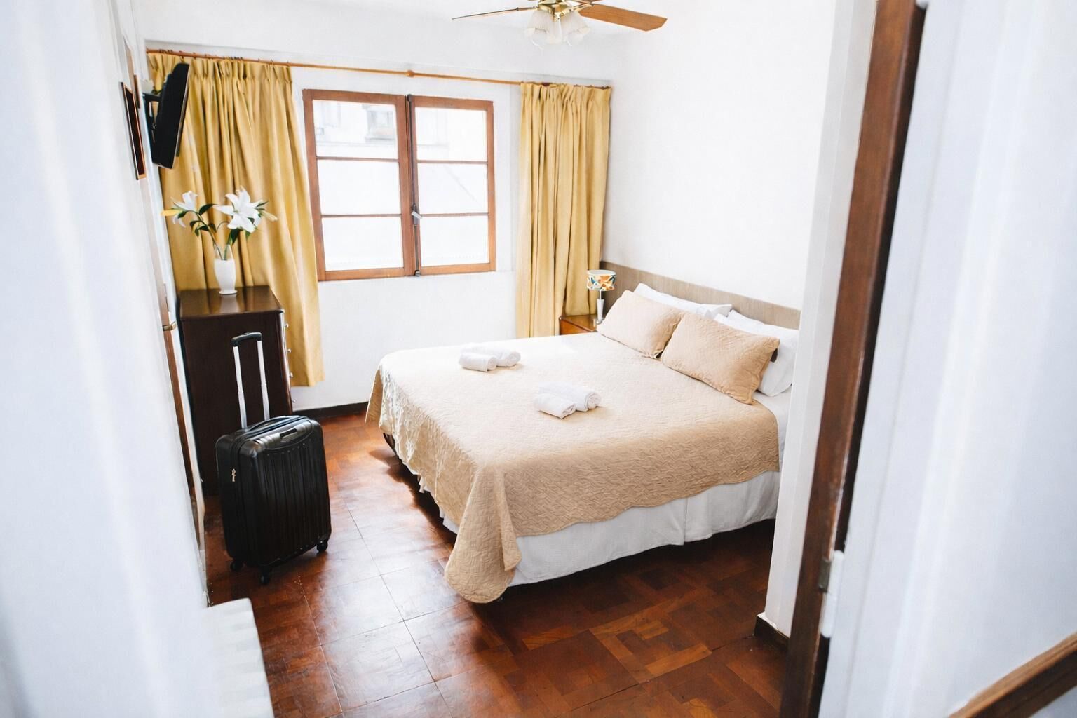 Minibar, caja fuerte, wifi gratis y ropa de cama