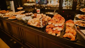Een buffet met diverse gebakjes en desserts.