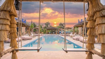 Una piscina al aire libre, tumbonas