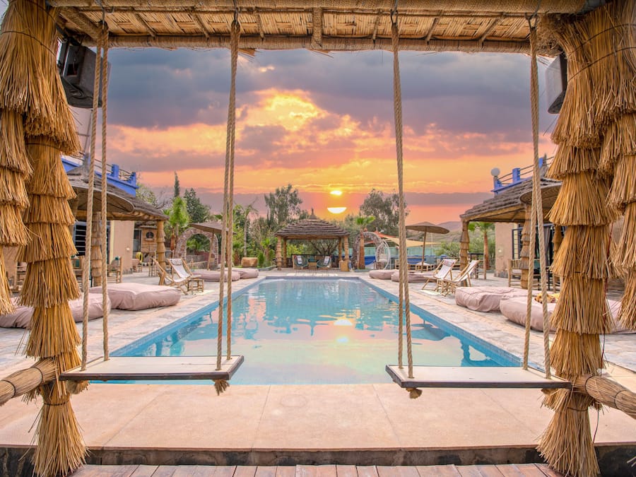 Piscina externa, espreguiçadeiras