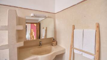 Habitación Deluxe | Baño | Jabón, shampoo, papel de baño