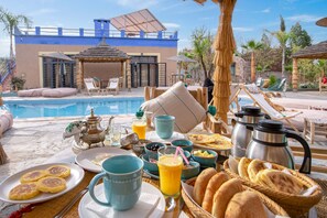 Café da manhã completo grátis todos os dias