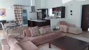 Vila | Sala de estar | TV 30 polegadas com canais digitais, lareira