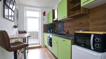 Wasserkocher mit Kaffee-/Teezubehör, Kühlschrank, Mikrowelle, Ofen