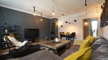 Fernseher, Kamin, Bücher