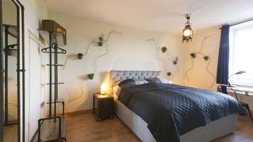 1 bedroom, desk, iron/ironing board, WiFi