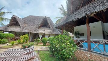 3 habitaciones, escritorio y espacio para trabajar con laptop