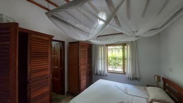 3 habitaciones, escritorio y espacio para trabajar con laptop