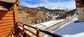 150m from ski slopes, 2nd floor, swimming pool, balcony, parking, tv, ski locker, 32m², Vars