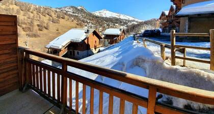 150m from ski slopes, 4th floor, swimming pool, balcony, parking, tv, ski locker, 32m², Vars
