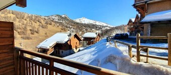 200m from shops, 4th floor, swimming pool, balcony, parking, tv, ski locker, 32m², Vars