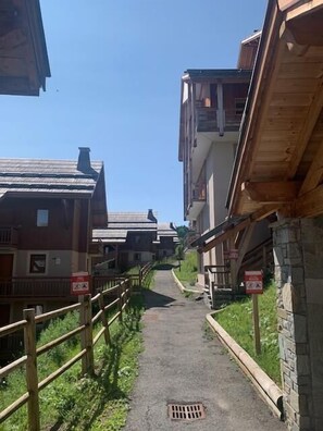 Property grounds - 150m from ski slopes, 4th floor, swimming pool, balcony, parking, tv, ski locker, 32m², Vars (Vars)