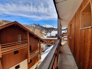 Property grounds - 150m from ski slopes, 3rd floor, swimming pool, balcony, parking, tv, ski locker, 32m², Vars (Vars)
