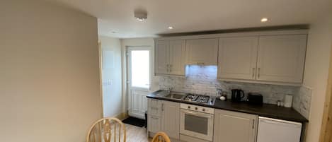 Departamento, varias camas | Cocina privada | Refrigerador, microondas, horno y parrilla de estufa