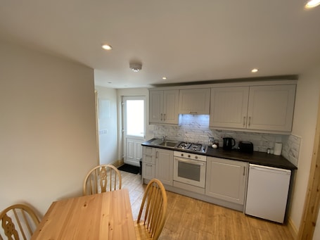 Apartment, Multiple Beds | Private kitchen | Fridge, microwave, oven, stovetop
