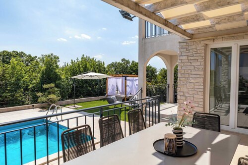 Villa Riviera Summary