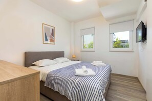 4 bedrooms, iron/ironing board, WiFi, bed sheets