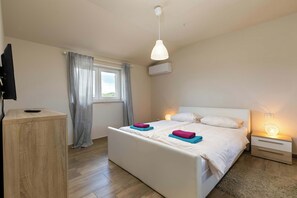 4 bedrooms, iron/ironing board, WiFi, bed sheets