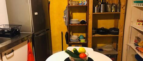 Een koelkast, een microgolfoven, een oven