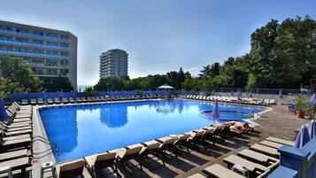 Piscina all'aperto, ombrelloni da piscina, lettini