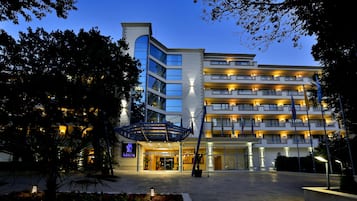 Fachada de la propiedad por la tarde o noche